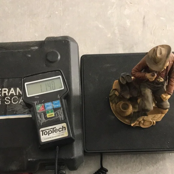 Man sitting on a bench - Picture 8 of 8